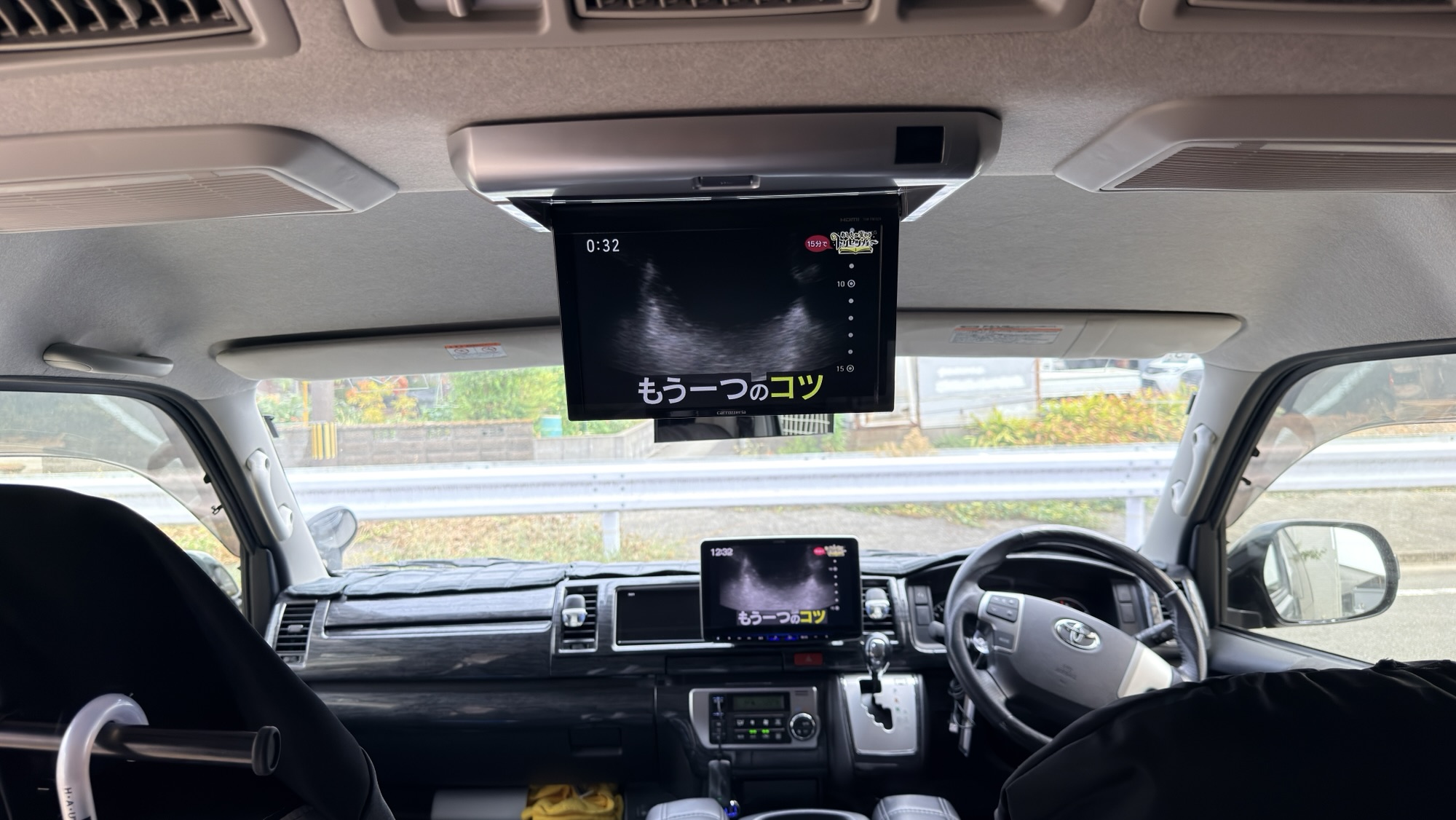 トヨタ ハイエース フリップダウンモニター取付